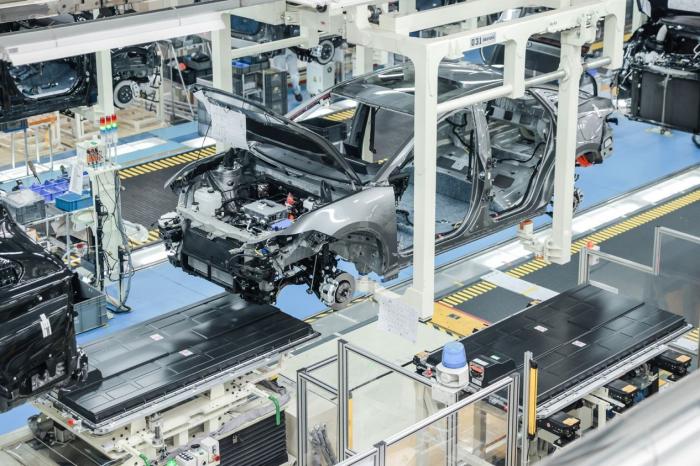 Implementuje komplexnú údržbu prvej úrovne spracovania foriem CNC